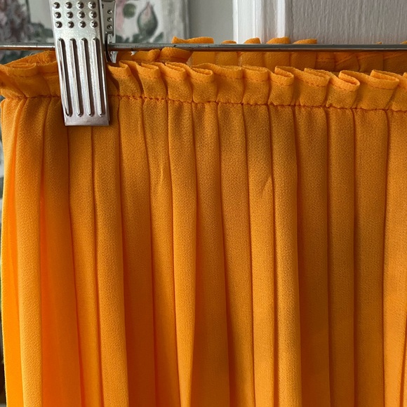 Yellow Zara pleated skirt size S elastic waist - Picture 3 of 6